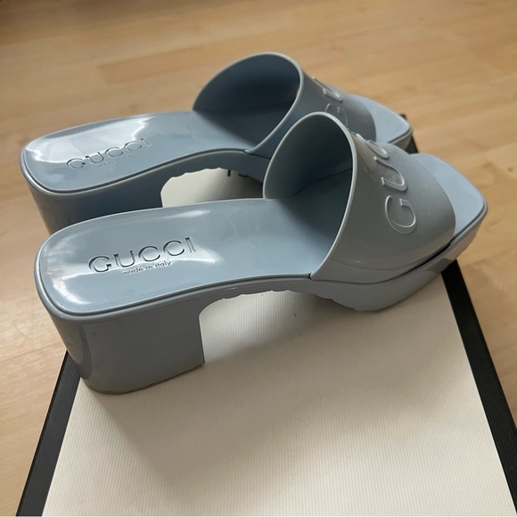 GUCCI WOMEN'S RUBBER SLIDE SANDAL IN BLUE - Picture 4 of 7